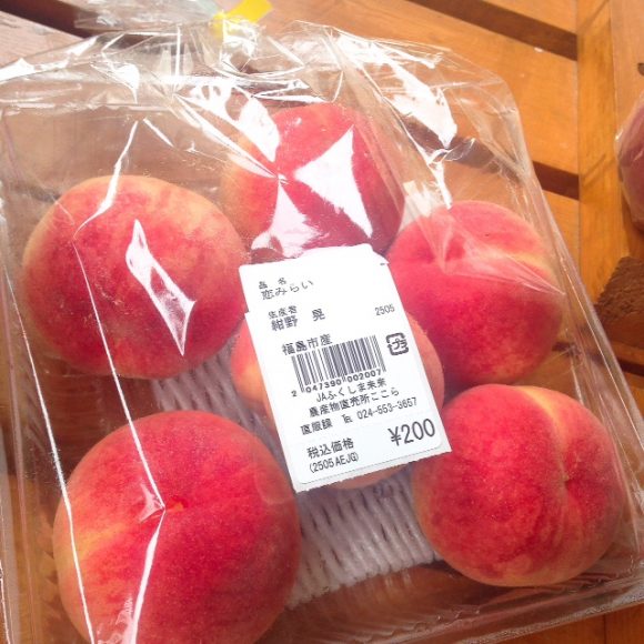 福島市内の直売所で買った桃