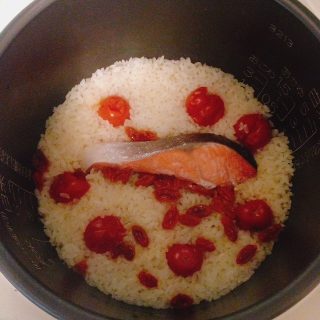 ミニトマトと鮭のカラフル炊き込みごはん炊き上がり